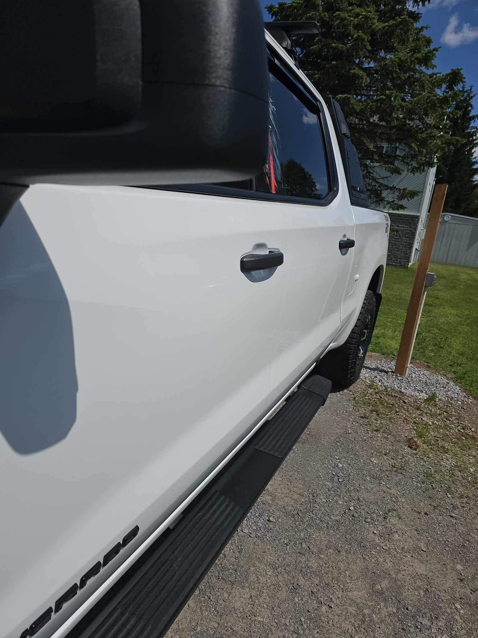 Camioneta blanca con reflejo limpio en luz natural